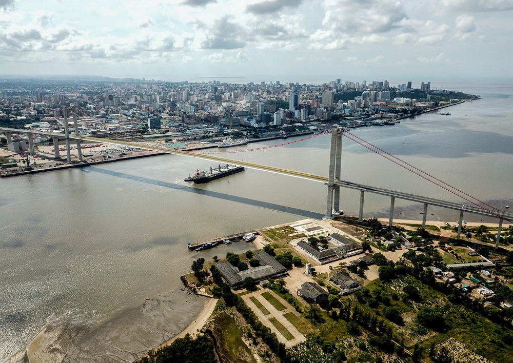 這是2019年4月8日在莫桑比克首都馬普托拍攝的馬普托大橋（無人機(jī)照片）。新華社記者 張宇 攝