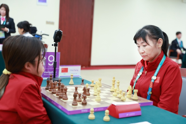 10月24日，杭州第4屆亞殘運會國際象棋常規(guī)賽女子個人賽PI級第四輪舉行。圖為中國隊選手陳發(fā)英（右）、中國隊選手張筱笛在比賽中。圖片來源：杭州亞殘組委