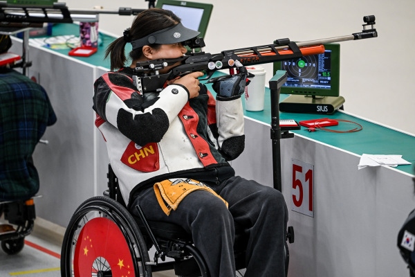 10月23日，杭州第4屆亞殘運會射擊(R2)SH1級女子10米氣步槍立射資格賽舉行。圖為中國隊選手張翠平在比賽中。圖片來源：杭州亞殘組委