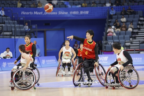 10月24日，杭州第4屆亞殘運會輪椅籃球女子預(yù)賽舉行。圖為選手們在比賽中。圖片來源：杭州亞殘組委