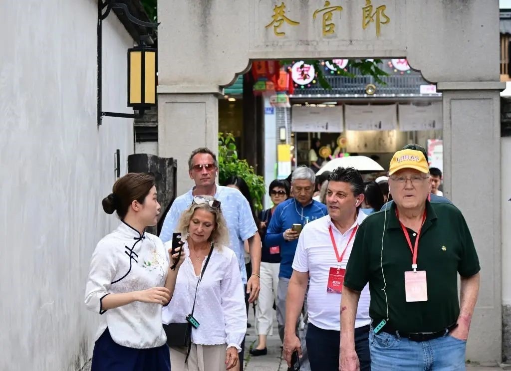 △2023年6月27日，“鼓嶺之友”部分成員和中美各界人士在福建福州南后街三坊七巷參觀訪(fǎng)問(wèn)。