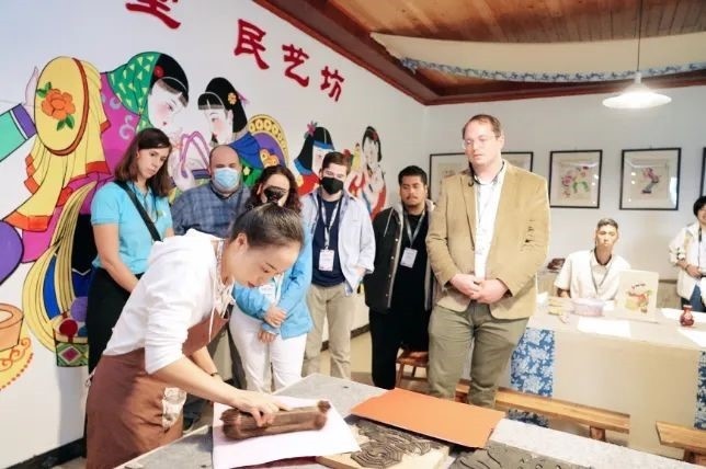△美國(guó)席勒協(xié)會(huì)青年代表團(tuán)在四川感受中國(guó)傳統(tǒng)文化。