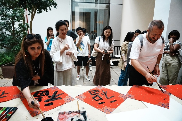 首屆國際傳播“絲路獎”獲獎代表等在廣州市荔灣區(qū)永慶坊參加文化交流活動。楊爍壁、王燕攝影報道