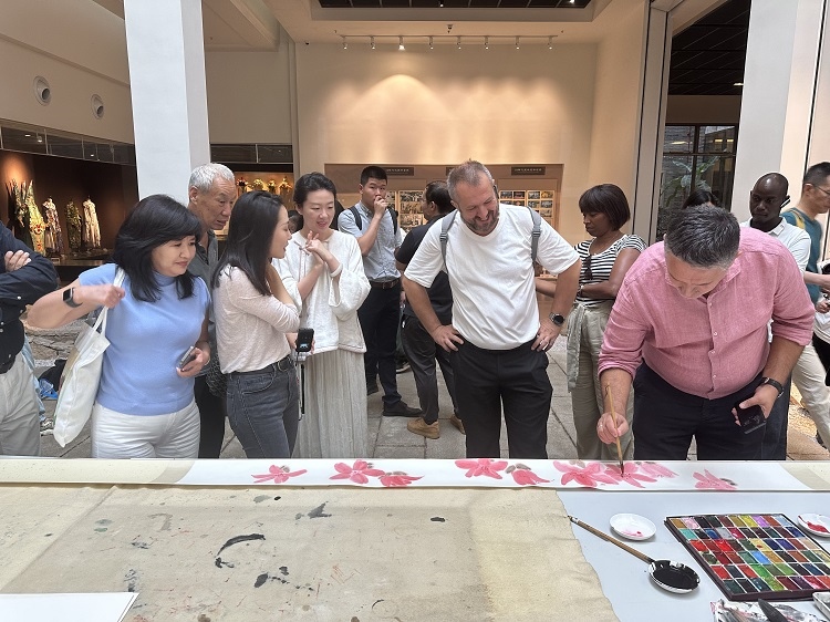 首屆國際傳播“絲路獎”獲獎代表等在廣州市荔灣區(qū)永慶坊參加文化交流活動。楊爍壁、王燕攝影報道