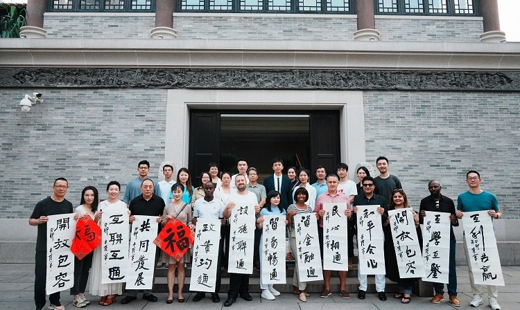 首屆國際傳播“絲路獎”獲獎代表等在廣州市荔灣區(qū)永慶坊參加文化交流活動。楊爍壁、王燕攝影報道