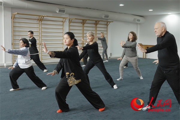 阿根廷武術(shù)俱樂(lè)部協(xié)會(huì)副會(huì)長(zhǎng)陳敏正在教學(xué)。人民網(wǎng)記者 張若涵攝