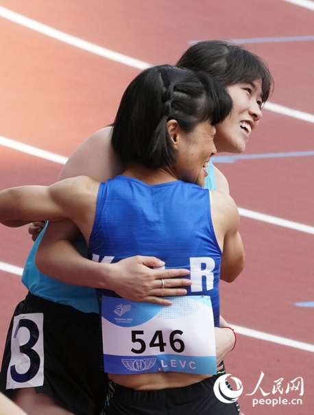10月23日，杭州亞殘運會田徑女子200米T36級比賽結(jié)束后，中國體育代表團(tuán)選手史逸婷(后)與韓國選手全珉彩相擁慶祝。人民網(wǎng)記者 胡雪蓉攝