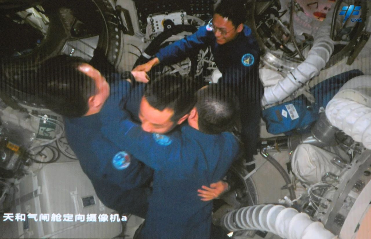 神舟十七號(hào)航天員乘組順利進(jìn)入空間站。中國(guó)載人航天工程辦公室供圖
