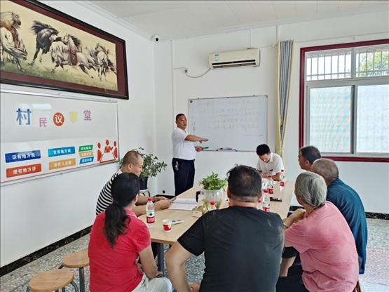 泉塘村17組議事會(huì)正在討論土地整理事項(xiàng)。湖南省司法廳供圖
