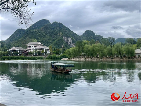 秋日的邊城鎮(zhèn)，青山滴翠、碧水含情。人民網(wǎng) 周靜圓攝