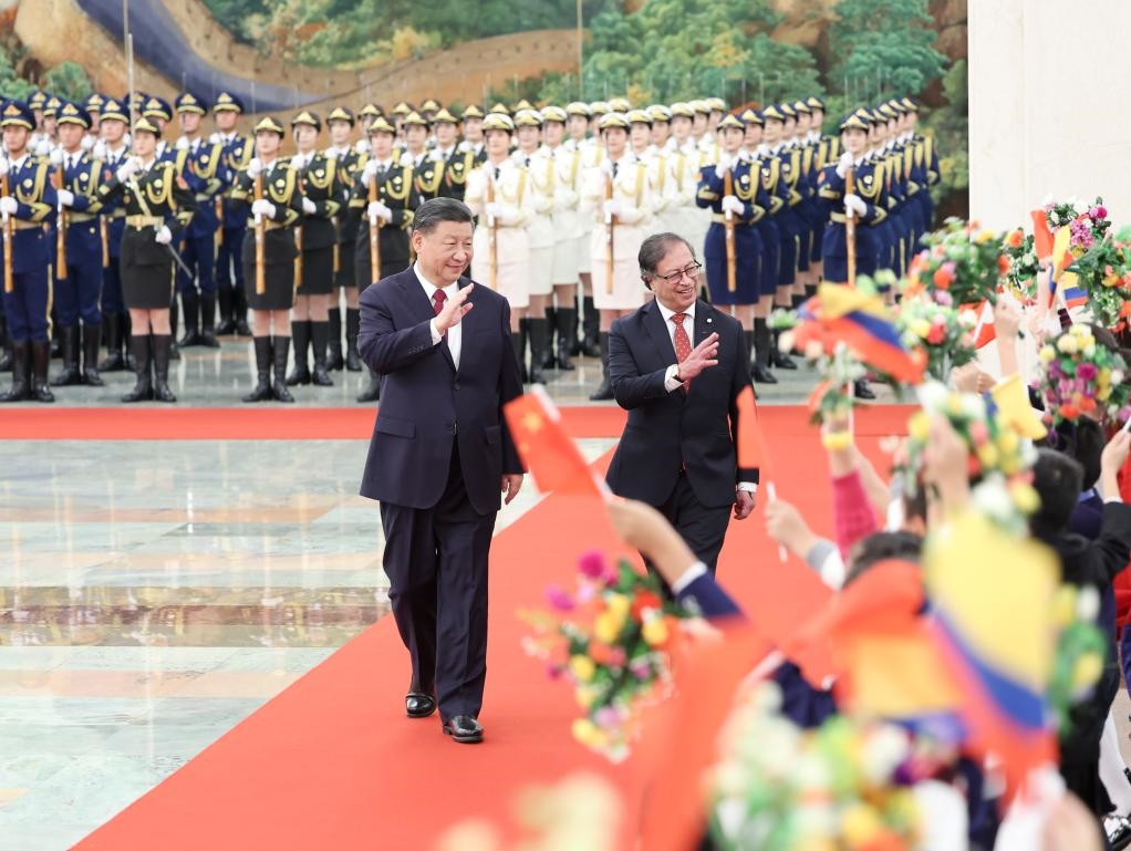 10月25日下午，國(guó)家主席習(xí)近平在北京人民大會(huì)堂同來(lái)華進(jìn)行國(guó)事訪問(wèn)的哥倫比亞總統(tǒng)佩特羅舉行會(huì)談。這是會(huì)談前，習(xí)近平在人民大會(huì)堂北大廳為佩特羅舉行歡迎儀式。