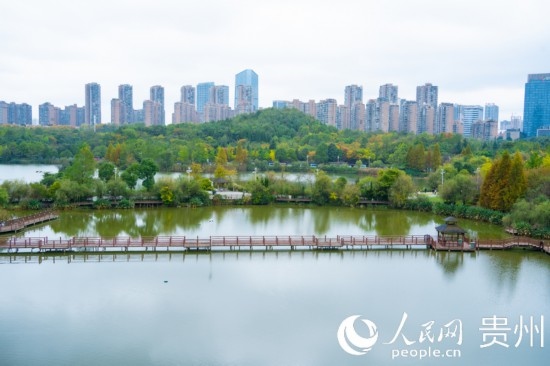 秋日時(shí)節(jié)，觀山湖公園景色美不勝收。人民網(wǎng) 陽(yáng)茜攝