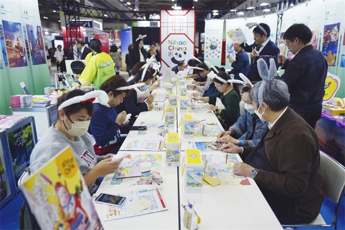 日本國際旅游博覽會中國展館北京非遺兔兒爺填色體驗工作坊。圖片由中國駐東京旅游辦事處提供