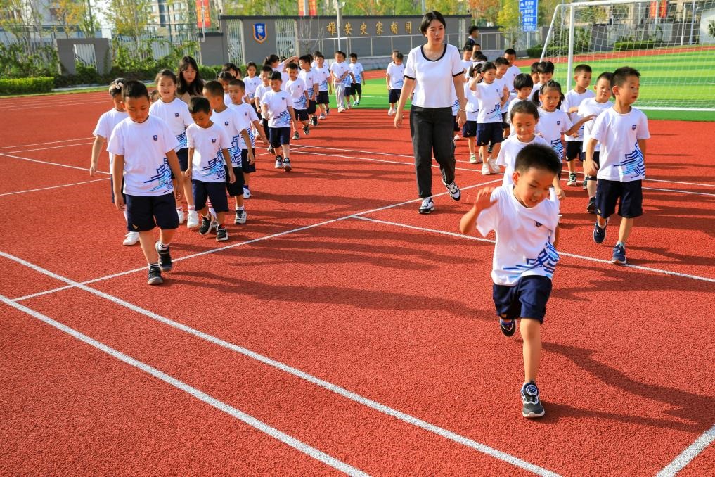 2023年9月，雄安史家胡同小學(xué)的學(xué)生們在操場上活動。新華社記者張鋮 攝