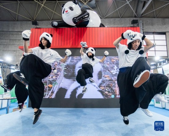  10月29日，街舞隊(duì)在日本大阪國(guó)際會(huì)展中心中國(guó)館表演街舞。新華社發(fā)（中國(guó)駐大阪旅游辦事處供圖）