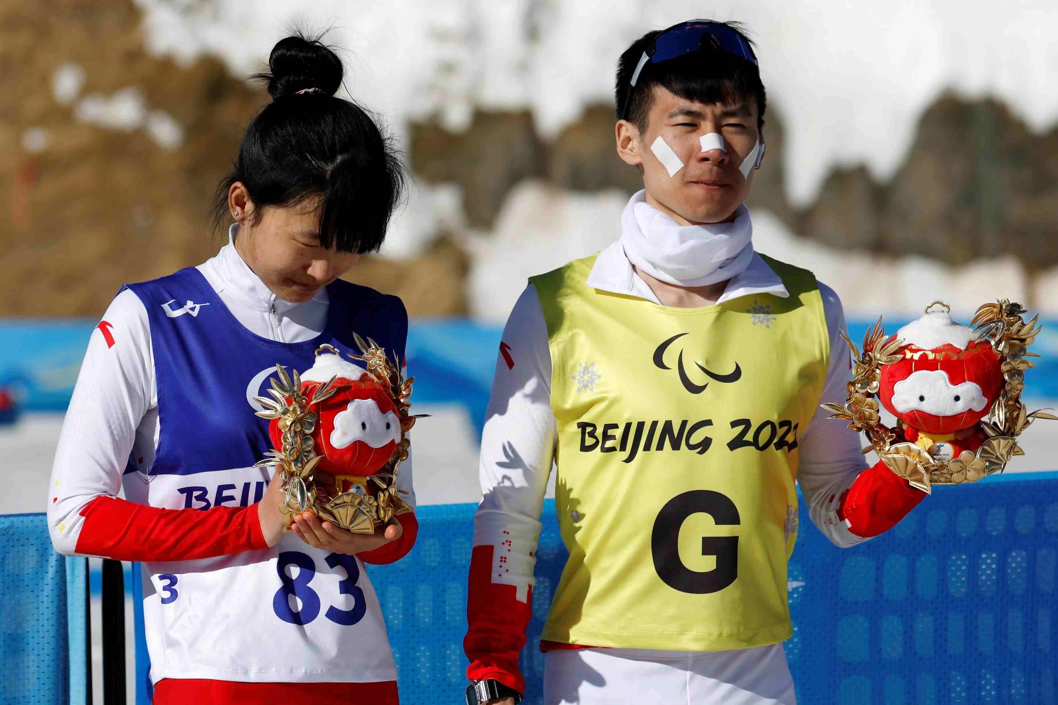 △2022年3月8日，在2022冬殘奧會(huì)殘奧冬季兩項(xiàng)女子中距離（視障）比賽中，中國選手王躍（左）獲季軍。