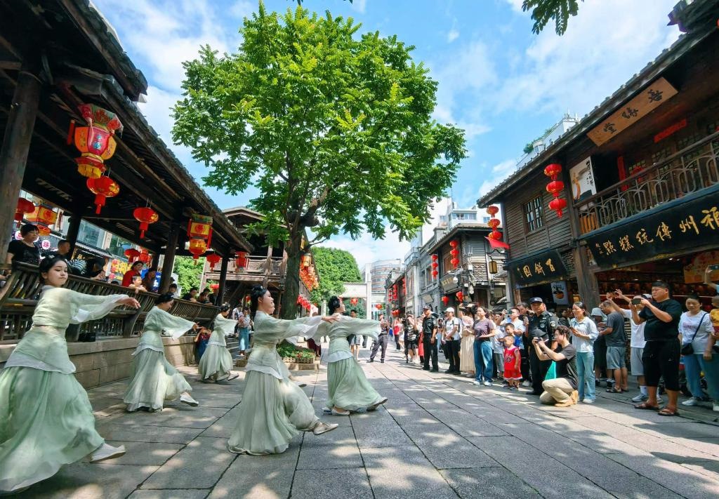 國慶節(jié)期間，福州市三坊七巷歷史文化街區(qū)上演《尋夢閩都》快閃。新華社發(fā)