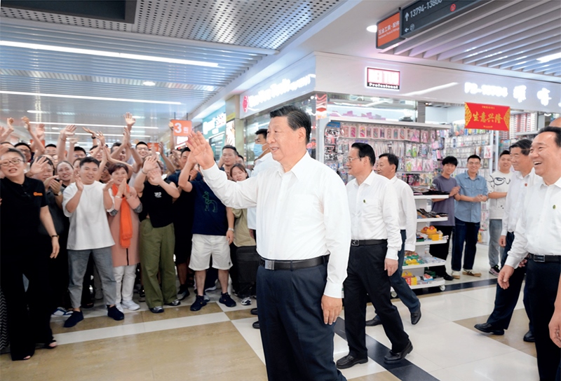 2023年9月20日至21日，中共中央總書記、國家主席、中央軍委主席習(xí)近平在浙江考察。這是20日上午，習(xí)近平在義烏國際商貿(mào)城考察時，同商戶親切交流。 新華社記者 李學(xué)仁/攝