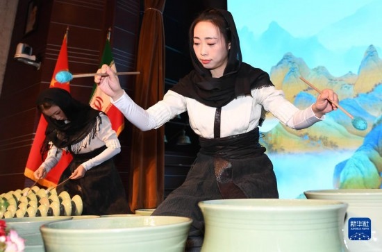 10月30日，演員在伊朗德黑蘭伊朗國家藝術(shù)科學(xué)院舉行的“青風(fēng)海上來”浙江青瓷巡禮開幕式暨“萬象中國·天下寧波”寧波文旅推介會開幕式上表演。新華社記者 沙達提 攝