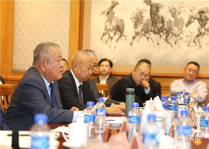 2.2023年10月30日，張義波（左一）會長匯報商會工作情況。人民網(wǎng)記者 霍文攝