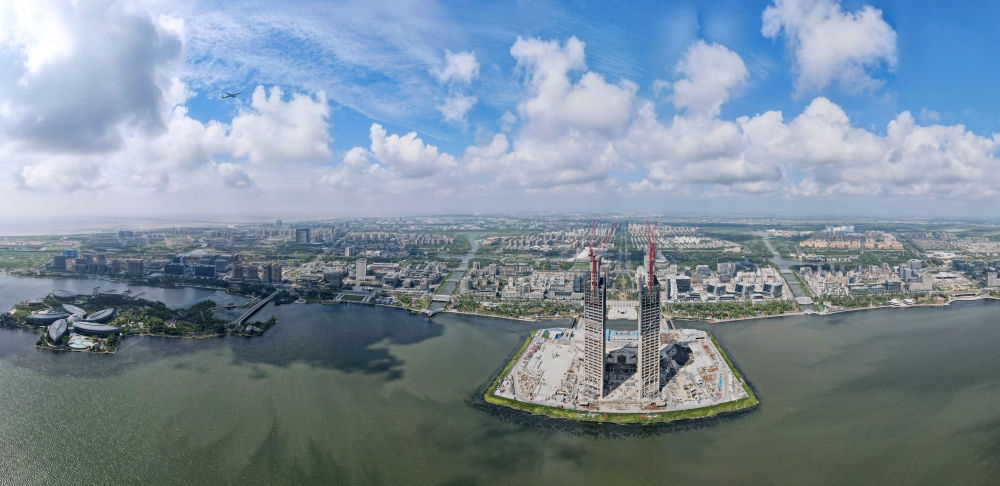 2022年9月4日，在服貿(mào)會(huì)首鋼園區(qū)金融服務(wù)專題展上，參觀者在中國(guó)民生銀行展臺(tái)咨詢金融業(yè)務(wù)。新華社記者 金皓原 攝