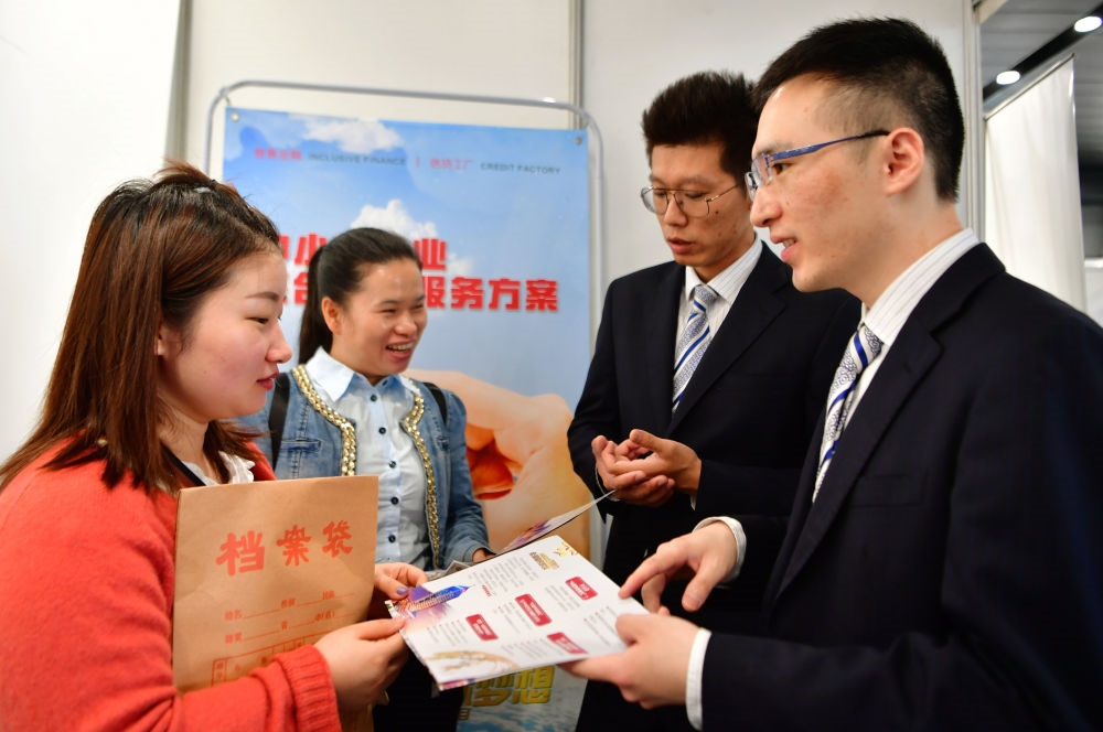 2019年5月9日，兩名鞋業(yè)公司的工作人員（左一和左二）向銀行工作人員咨詢中小微企業(yè)金融服務(wù)方案細(xì)則。當(dāng)日，福建自貿(mào)區(qū)福州片區(qū)稅企銀三方對(duì)接會(huì)在馬尾基金小鎮(zhèn)舉辦，來自傳統(tǒng)制造業(yè)、物聯(lián)網(wǎng)和電子商務(wù)等行業(yè)的企業(yè)代表參加對(duì)接會(huì)。新華社記者 魏培全 攝