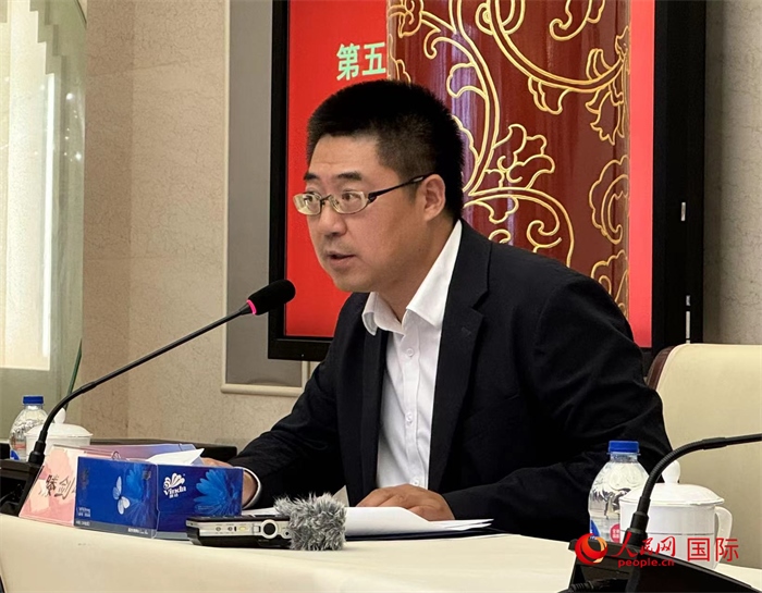 10月31日，歐美同學(xué)會(huì)副秘書長(zhǎng)滕劍峰在第五屆中法文化論壇媒體吹風(fēng)會(huì)上講話。（人民網(wǎng) 謝瑩攝）