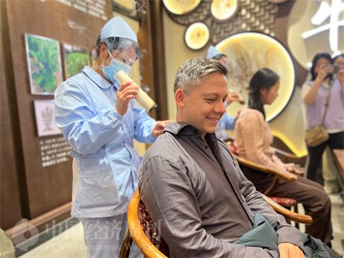 （外媒記者體驗艾灸。中國經(jīng)濟周刊記者 郭志強 攝）