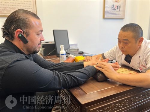  （外媒記者走進中醫(yī)堂，問診中醫(yī)名師。中國經(jīng)濟周刊記者 郭志強攝）