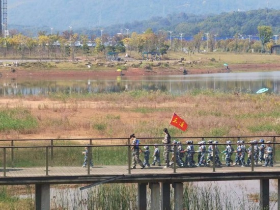 10月24日，秋游的幼兒園小朋友在老師帶領(lǐng)下走在清水塘公園里的木橋上。本報記者 常雯宜攝