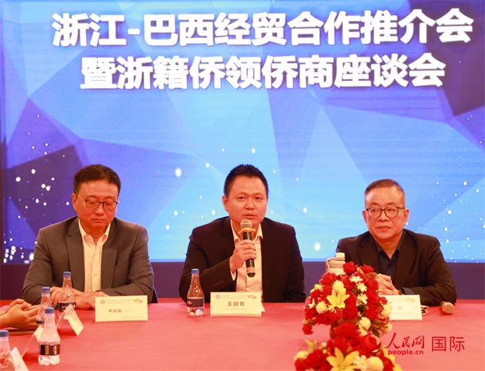 中國(guó)駐里約代總領(lǐng)事王尉育（中）在活動(dòng)中致辭。人民網(wǎng)記者 陳海琪攝