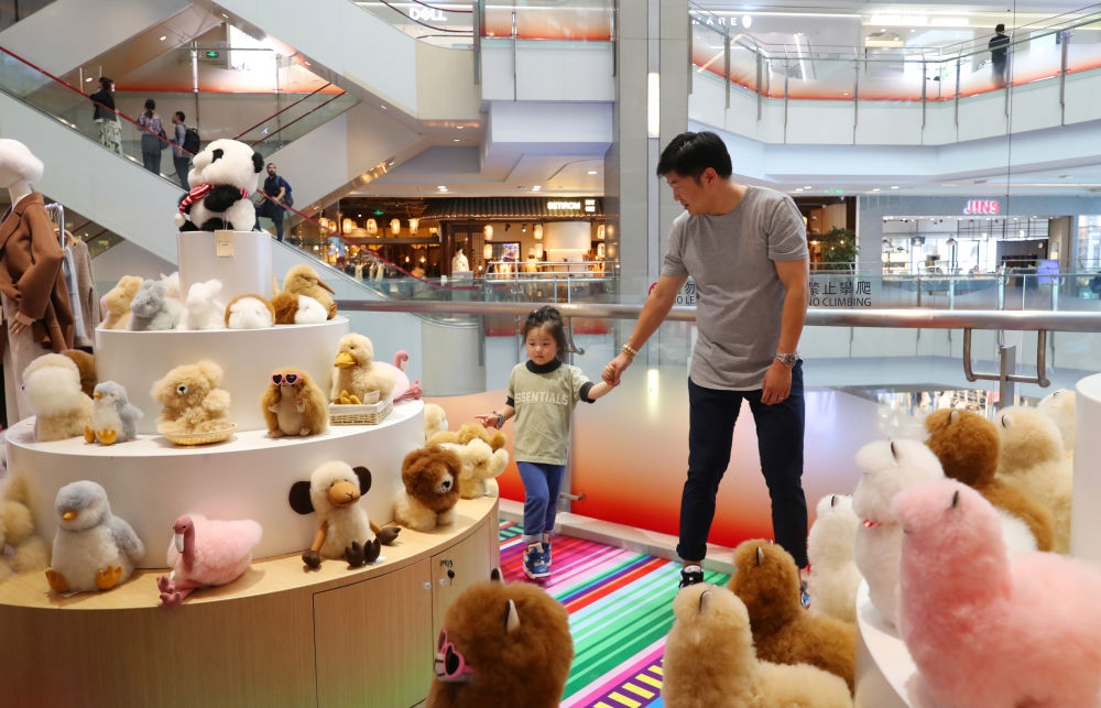 2023年11月2日，顧客在溫暖駝品牌專柜內(nèi)選購。連續(xù)六年參加進(jìn)博會(huì)的秘魯羊駝制品品牌溫暖駝在上海市中心商場(chǎng)開設(shè)了專柜。新華社記者 方喆 攝