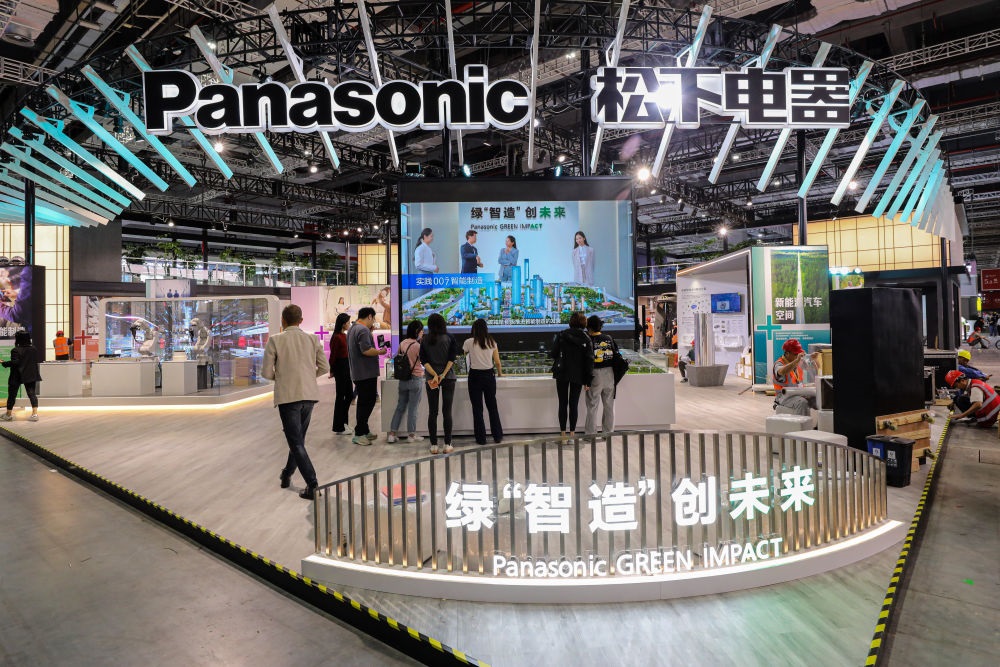2023年11月2日，工作人員在進(jìn)博會(huì)松下電器展位做準(zhǔn)備工作。新華社記者 辛夢(mèng)晨 攝