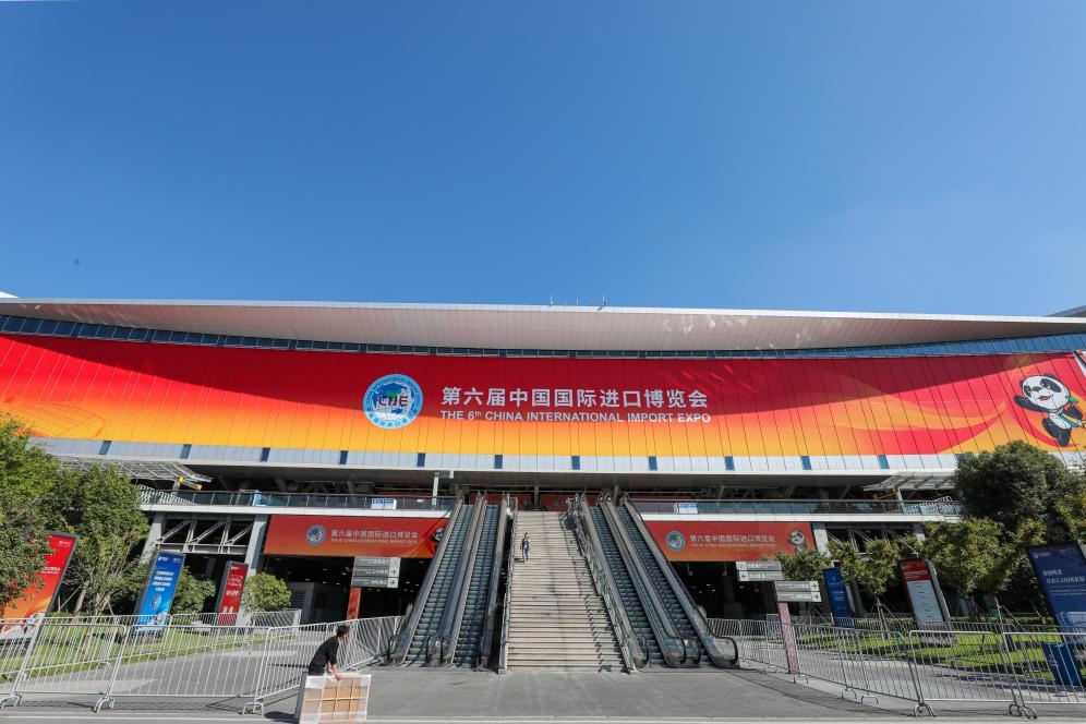 11月2日，第六屆進(jìn)博會(huì)場館國家會(huì)展中心（上海）外景。新華社記者 辛夢晨 攝