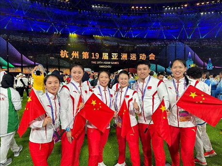 杭州亞運會閉幕式上，教練李紅（右三）和隊員們合影（左二為龔莉）。受訪者供圖