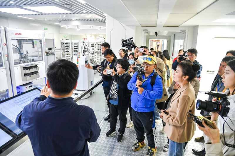 2023年10月16日，第三屆“一帶一路”國(guó)際合作高峰論壇新聞中心組織中外記者采訪。記者在中德大廈內(nèi)的博世未來(lái)工廠展區(qū)參觀，了解其高質(zhì)量創(chuàng)新發(fā)展成果。