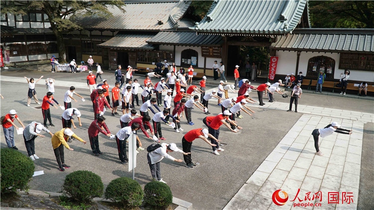 開(kāi)跑前，中日青少年一起做熱身運(yùn)動(dòng)。人民網(wǎng) 蔣曉辰攝