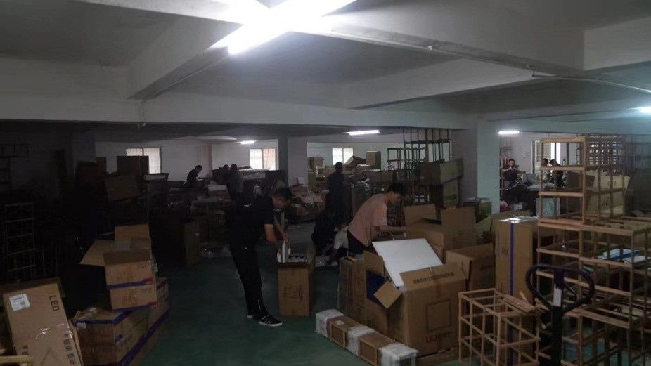 查處倉庫現(xiàn)場。重慶市梁平區(qū)公安局供圖。