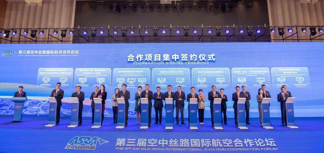 圖為7個國內(nèi)外合作項目現(xiàn)場簽約。人民網(wǎng)記者 唐宋攝