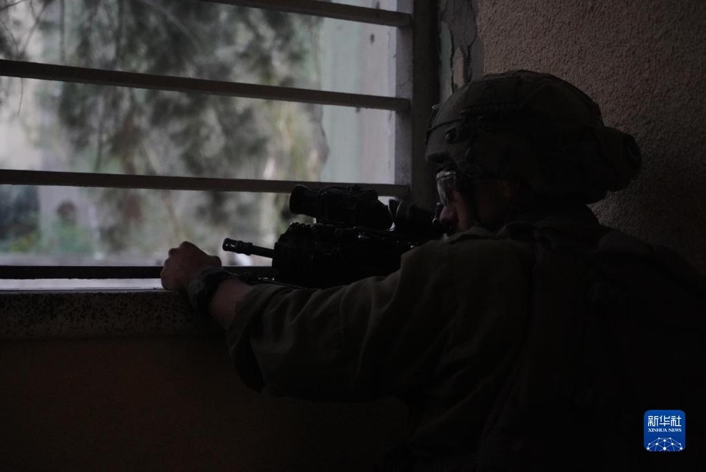 這張以色列國防軍11月9日發(fā)布的照片顯示，以軍地面部隊(duì)在加沙城進(jìn)行軍事行動(dòng)。新華社發(fā)