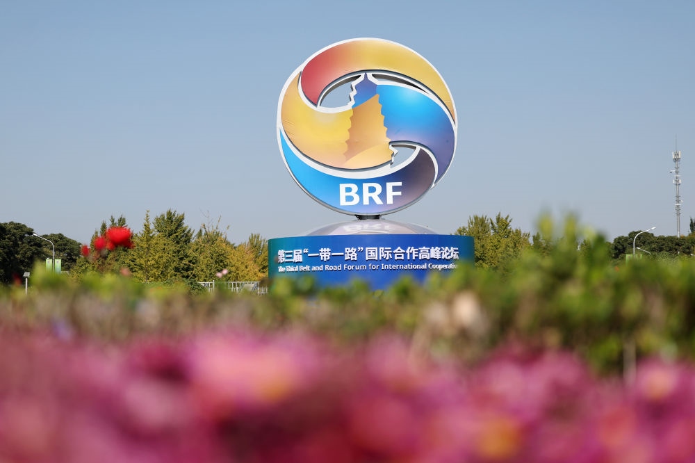 這是在北京市北土城路附近拍攝的“一帶一路”國際合作高峰論壇景觀布置（2023年10月16日攝）。第三屆“一帶一路”國際合作高峰論壇于10月17日至18日在北京舉行。新華社記者 陳斌 攝