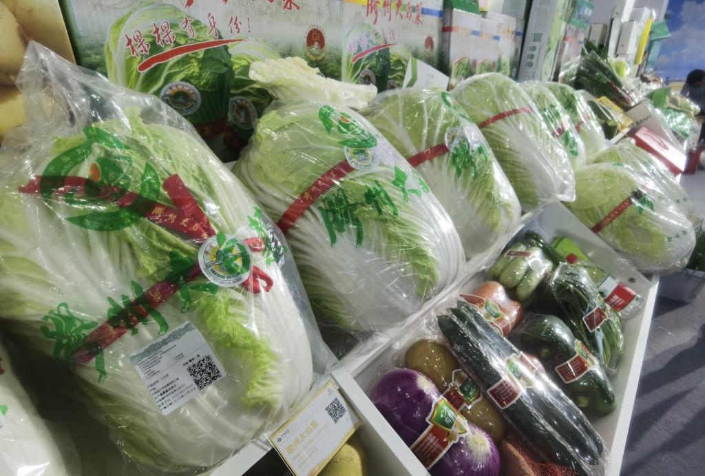 圖為本屆農(nóng)交會現(xiàn)場展示的膠州大白菜等蔬菜。新華社記者王凱攝