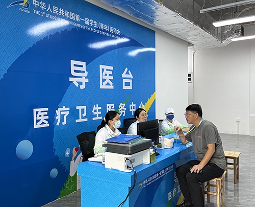 村內(nèi)住客在醫(yī)療衛(wèi)生服務(wù)中心導(dǎo)醫(yī)臺(tái)問診。人民網(wǎng)記者 歐興榮攝