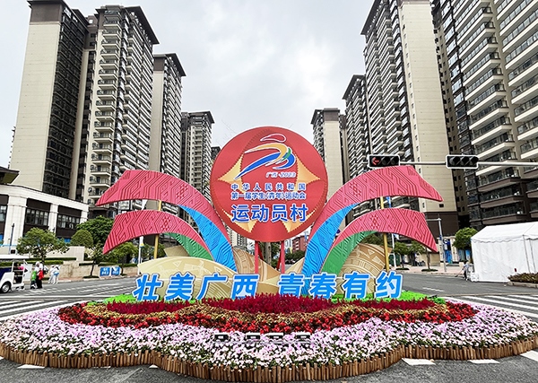 運(yùn)動(dòng)員村入口處標(biāo)識(shí)標(biāo)牌成為極受歡迎的打卡點(diǎn)。人民網(wǎng)記者 歐興榮攝