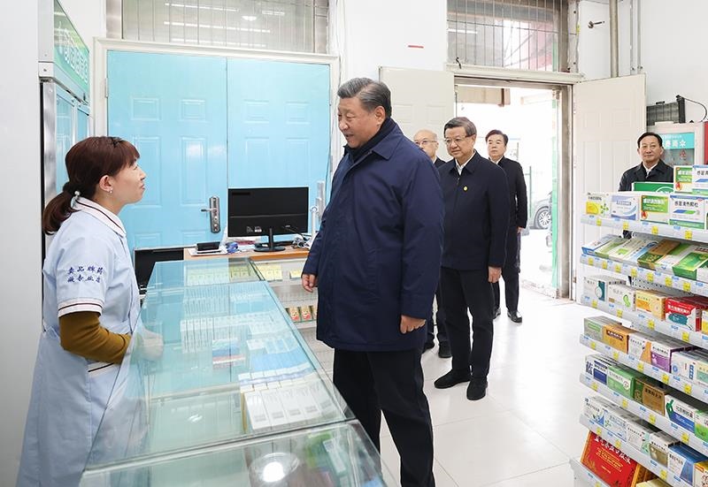 2023年11月10日，習(xí)近平總書記在河北保定涿州市永濟(jì)秀園小區(qū)門口藥店，了解經(jīng)營(yíng)恢復(fù)情況。
