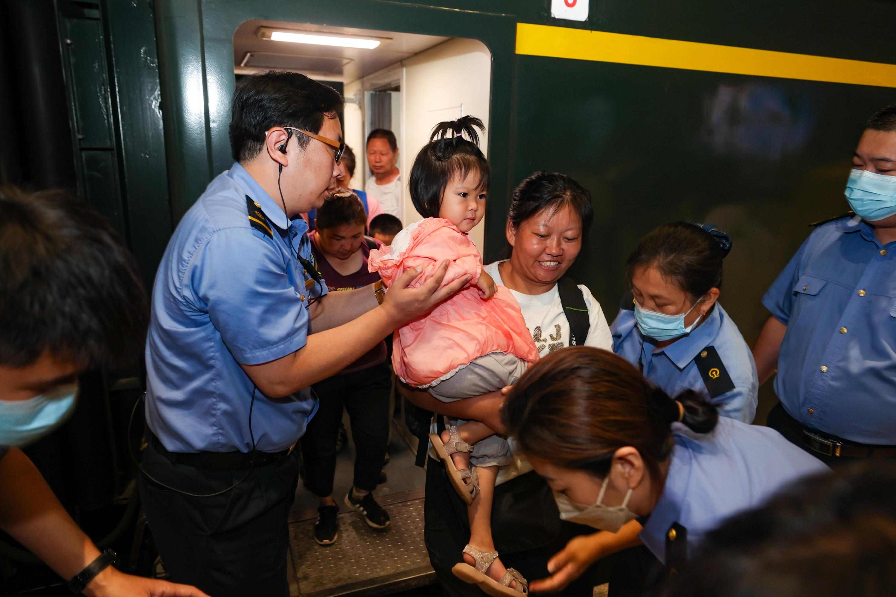 2023年8月2日，因強(qiáng)降雨被困的K396次列車第二批近500名旅客在救援隊(duì)的一路護(hù)送下，徒步五個(gè)小時(shí)抵達(dá)妙峰山鎮(zhèn)水峪嘴村。稍作休整后，他們乘坐臨時(shí)旅客列車前往北京豐臺(tái)站。