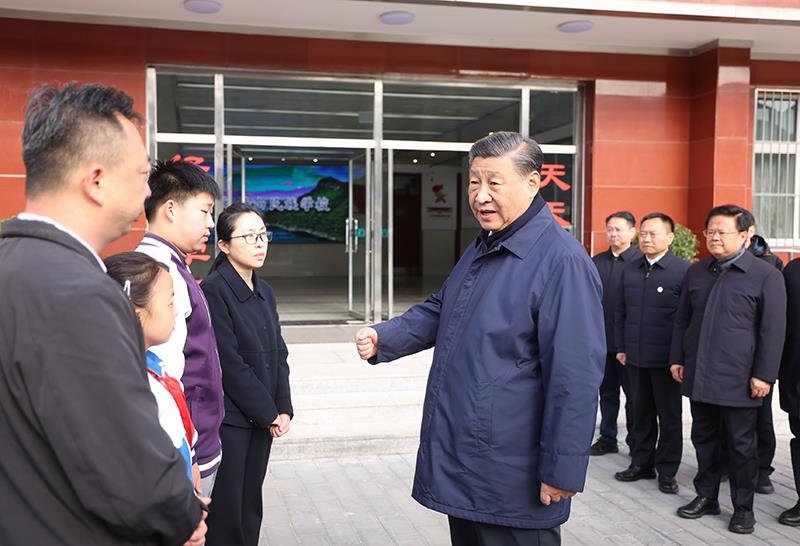 2023年11月10日，習(xí)近平總書記在北京門頭溝妙峰山民族學(xué)校，親切慰問(wèn)因公犧牲烈士家屬。