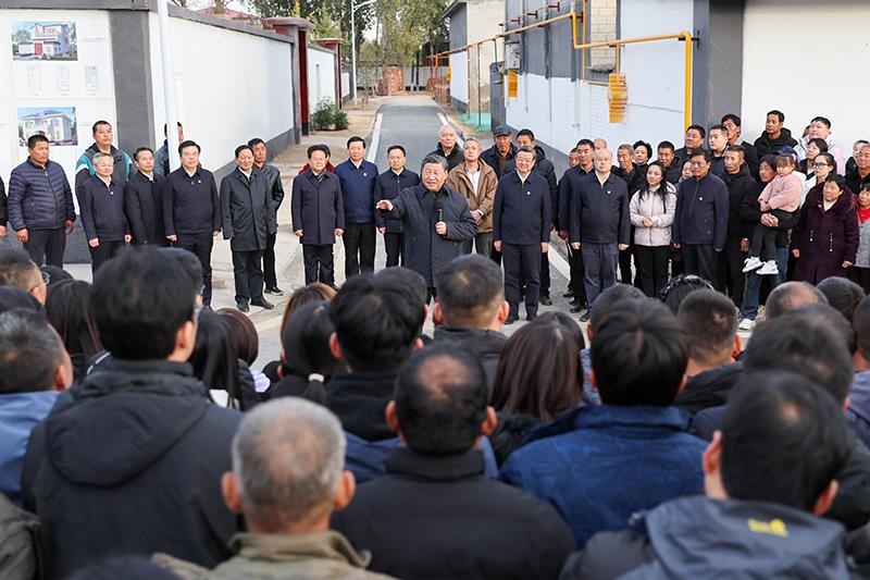 2023年11月10日，習(xí)近平總書記在河北保定涿州市萬(wàn)全莊村考察時(shí)，同村民們親切交流。