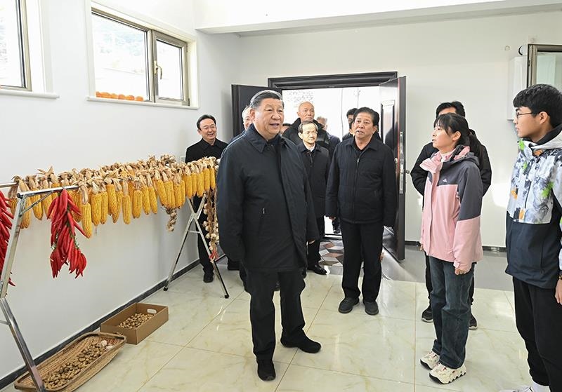2023年11月10日，習(xí)近平總書記在北京門頭溝妙峰山鎮(zhèn)水峪嘴村村民李盟家看望慰問(wèn)，了解房屋受損、修繕和冬季取暖等情況。