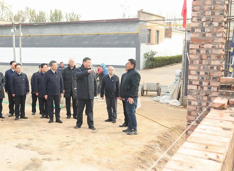 2023年11月10日，習(xí)近平總書記在河北保定涿州市萬(wàn)全莊村房屋重建施工現(xiàn)場(chǎng)考察。